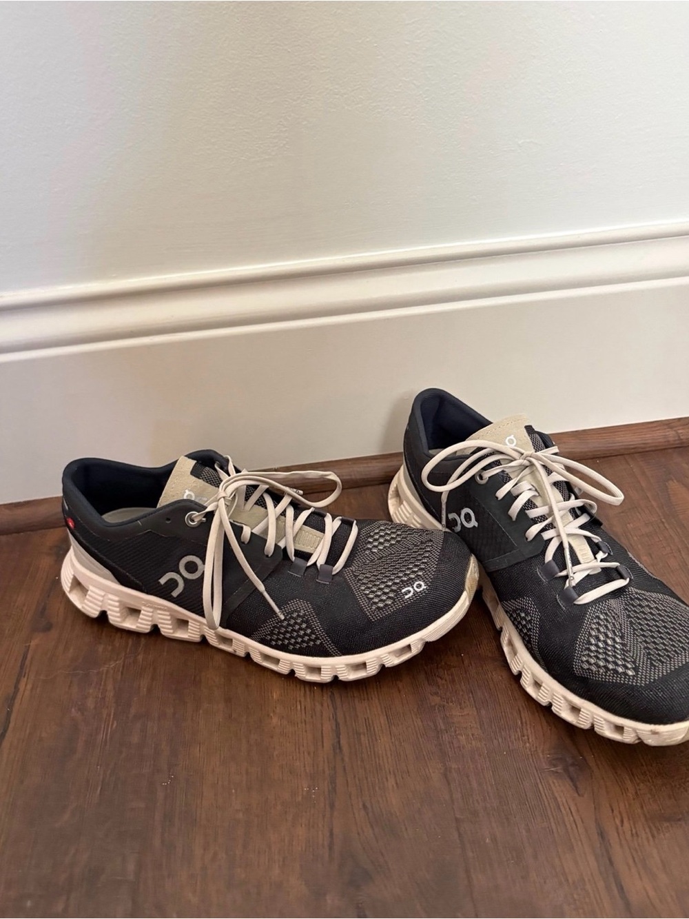 Womens On Cloud tennis shoe